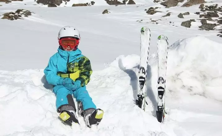 Børne ski (45 billeder): Hvordan vælger du dem for at vælge dem for et barn? Ski med sko og uden. Hvordan vælger du deres størrelse til skole og børn? Træ og plast ski 20212_8