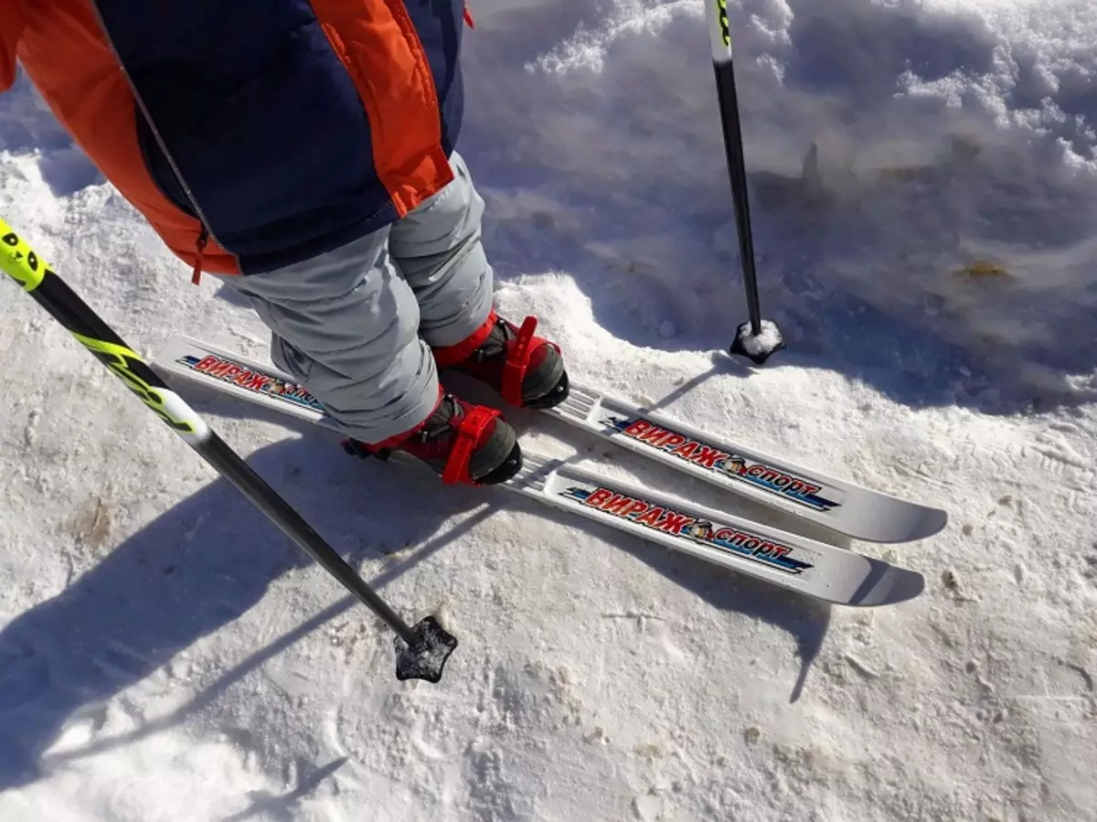 Детски ски (45 снимки): как да ги решите да ги изберете за детето? Ски с обувки и без. Как да изберем размер си на училище и деца? Дърво и пластмаса ски 20212_9
