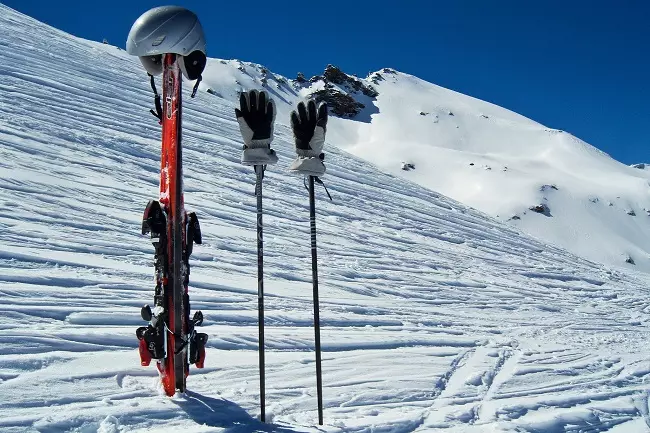Ski Sticks. Ինչպես ընտրել լեռնային դահուկների աճը: Աստղադիտակի եւ այլ մոդելներ: Ինչու է դահուկորդները ձողիկներ ձողիկներ: Չափերը 20216_3