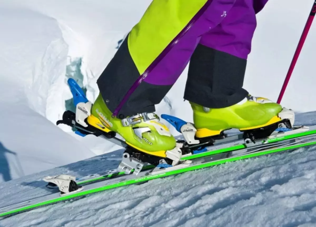 How to ski. Скитурные лыжи. Лыжный спорт скитур. Хиршер скитур. Лыжи для скитура.