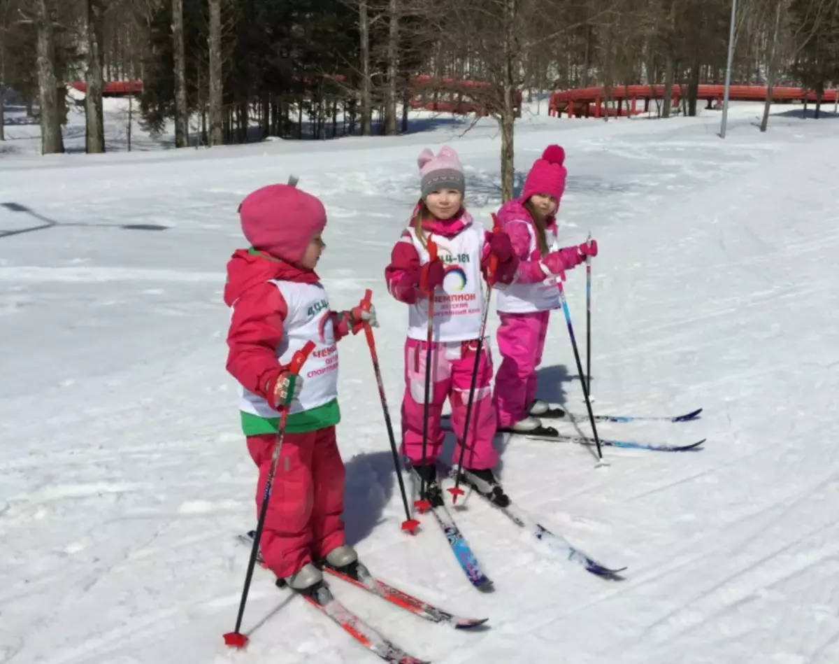 Лыжные уроки в школе. Дети на беговых лыжах. Лыжи для дошкольников. Занятия на лыжах. Физ ра на лыжах.