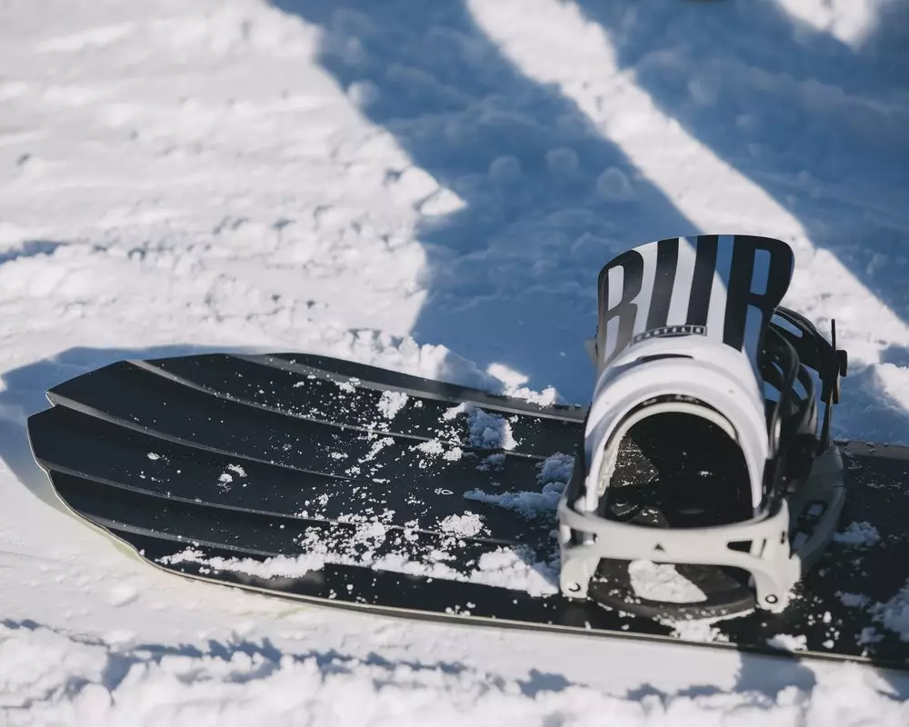 Burton snowboardlar: bolalar taxtalari, ayol va erkak. Bolalar va kattalarning snoard, firmalarning ijobiy va salbiy tomonlarini mahkamlash 20233_21