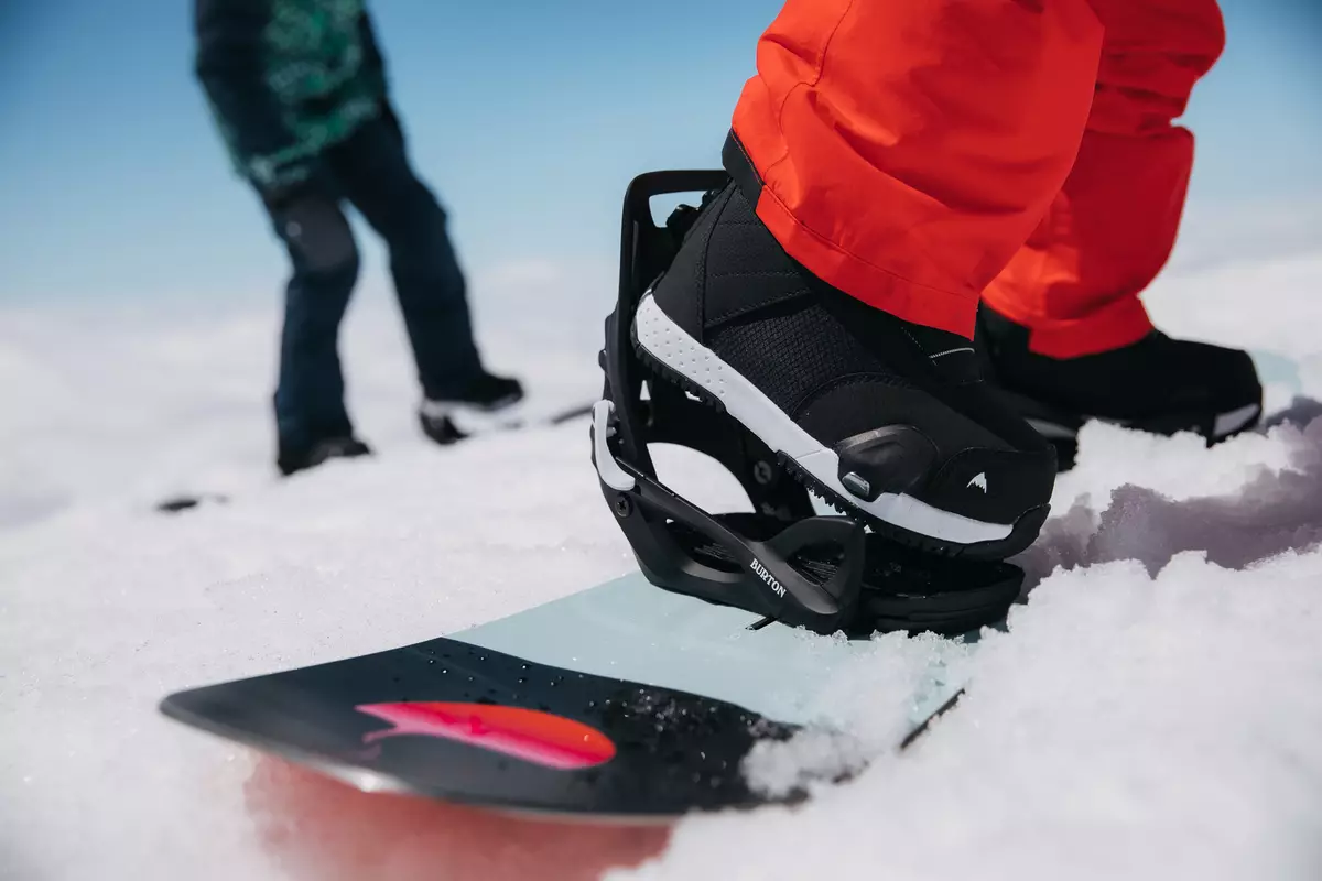 Burton Snowboards: Bảng trẻ em, nữ và nam. Buộc chặt cho ván trượt tuyết trẻ em và người lớn, ưu và nhược điểm của các mô hình công ty 20233_3