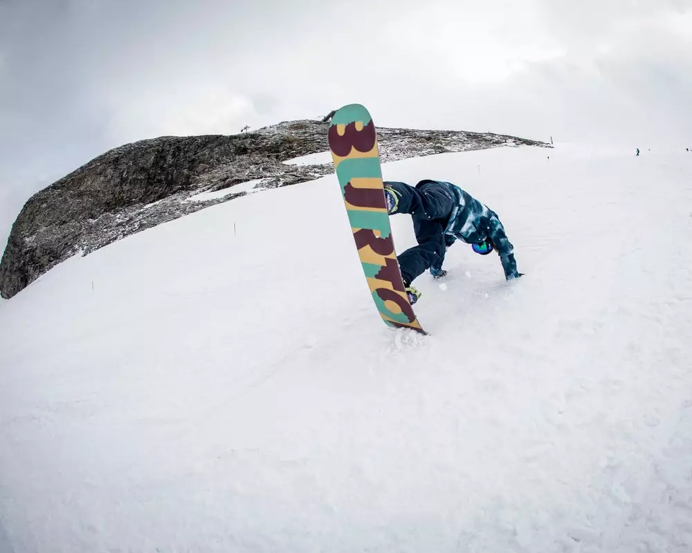 Burton snowboardlar: bolalar taxtalari, ayol va erkak. Bolalar va kattalarning snoard, firmalarning ijobiy va salbiy tomonlarini mahkamlash 20233_6