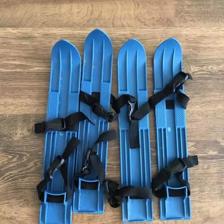 Skiën voor kinderwagen: pads op de wielen van een kinderwagen voor de winter, mini-ski's op de voorwielen en sets van 4 stuks., Tips om te kiezen 20237_17