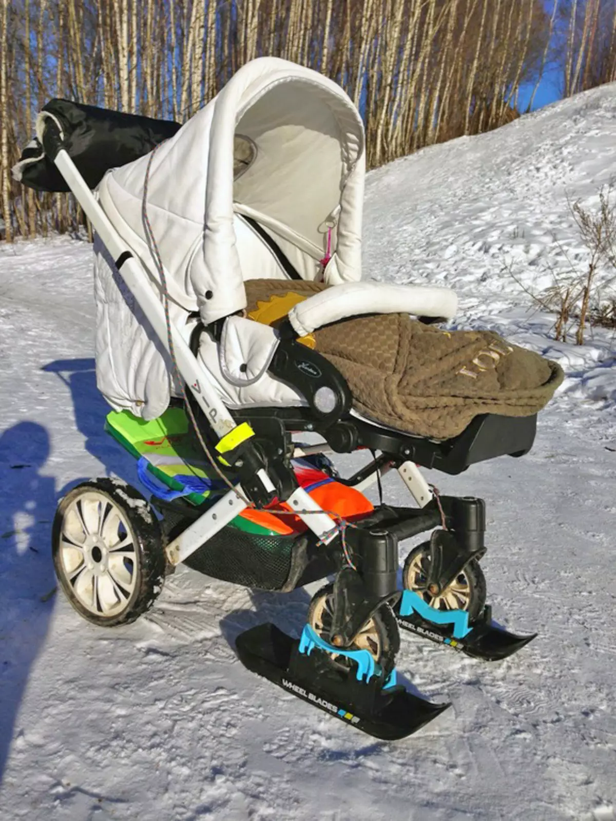 Skiën voor kinderwagen: pads op de wielen van een kinderwagen voor de winter, mini-ski's op de voorwielen en sets van 4 stuks., Tips om te kiezen 20237_25