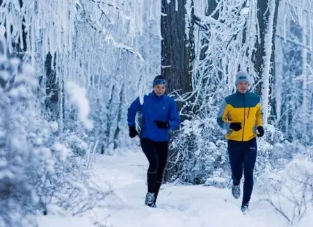 Sportŝuoj kun pikiloj (60 fotoj): inaj modeloj kun metalaj pikiloj 2023_59