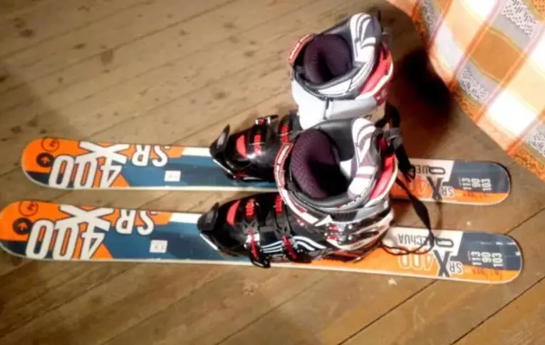 Skibords i snowbleys: planinski kratki skijanje za odrasle, pričvršćivanje za njih, izbor za početnike i postavljanje 20241_23