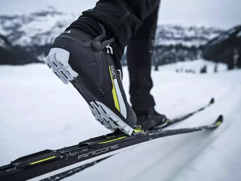 スケートとどのような古典的なスキーが異なるのですか？スケートストロークのためのスキーからのクロスカントリースキー「クラシック」の視覚的区別。他の特性を区別する方法は？ 20243_11