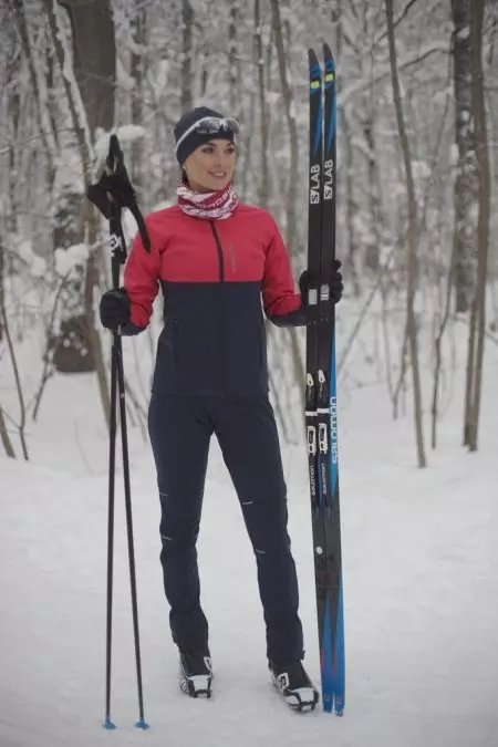 Zvipfeko zveCross-Comple-Nyika Skiing: Mukadzi uye Varume, Racing Ski Suits uye kudzidzisa mitambo yemitambo. Ungasarudza sei sutu yechando? Skier Models Rating 20245_10