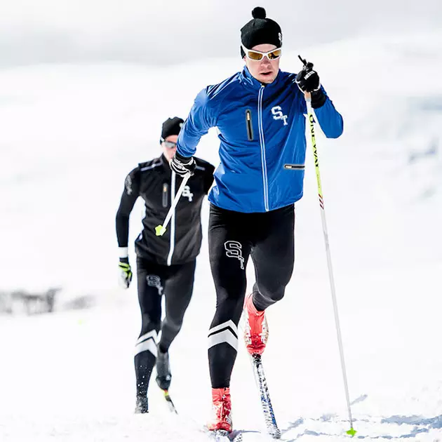 Trajes para esqui cross-country: feminino e masculino, combinam roupas de esqui e modelos de esportes de treinamento. Como escolher um terno de inverno? Classificação de modelos de esquiador 20245_14