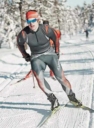 Kostum untuk ski lintas negara: perempuan dan pria, jas ski balap dan model olahraga pelatihan. Bagaimana cara memilih jas musim dingin? Peringkat Model Skier 20245_16