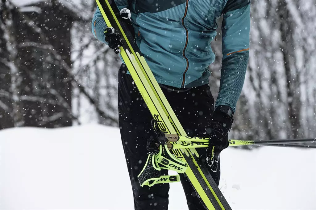 Léngkah Fischer ski: pamasangan runtuyan sareng bunderan, batang, jas sareng aksésori sanés. Klasik, SMP sareng modél 20251_15