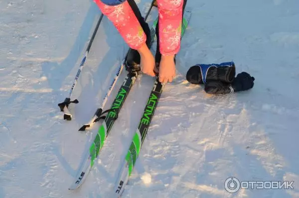 Ски СТЦ: Вођење дечијих пластичних скија и других, скијашких палица произвођача. Ски сетови са причвршћивањем кабла, преглед прегледа 20253_21