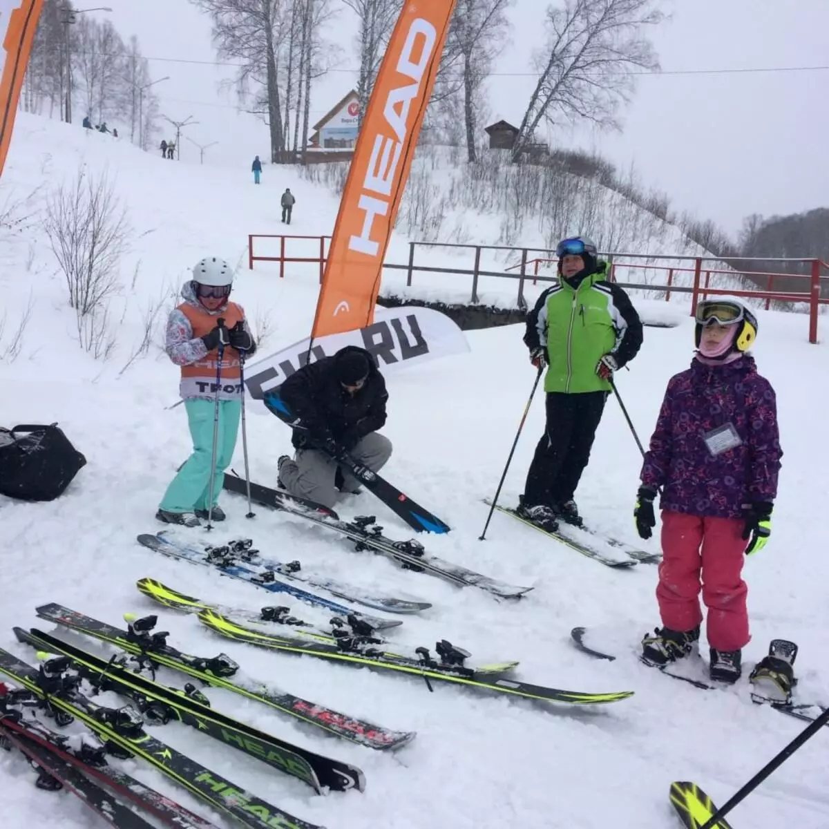 Esquí alpí cap: els nens i els models adults. Descripció de les col·leccions, els pros i els contres d'esquís 20254_6