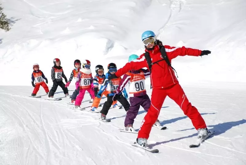 Barnas ski: Hvordan velge en ski til et barn for vekst og velge dem i vekt? Deres størrelse. Utvalg av ski for barn 3-4 år og 5-10 år 20282_21