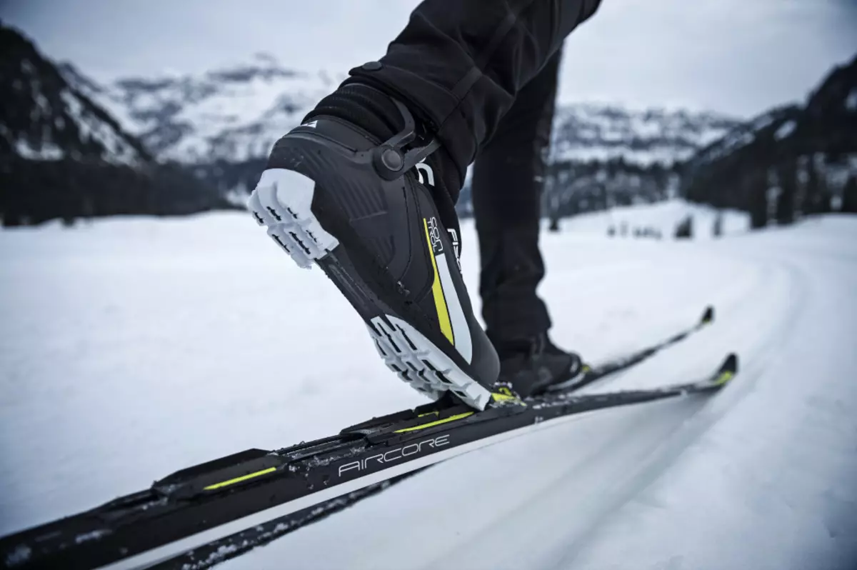 I-Ski yoLibring: Iindidi zeoyile ye-ski. Ungayilahla njani i-skis ekhaya kwi-classic kunye ne-skate stroke? I-Masi ebambe kunye ne-slip 20287_2