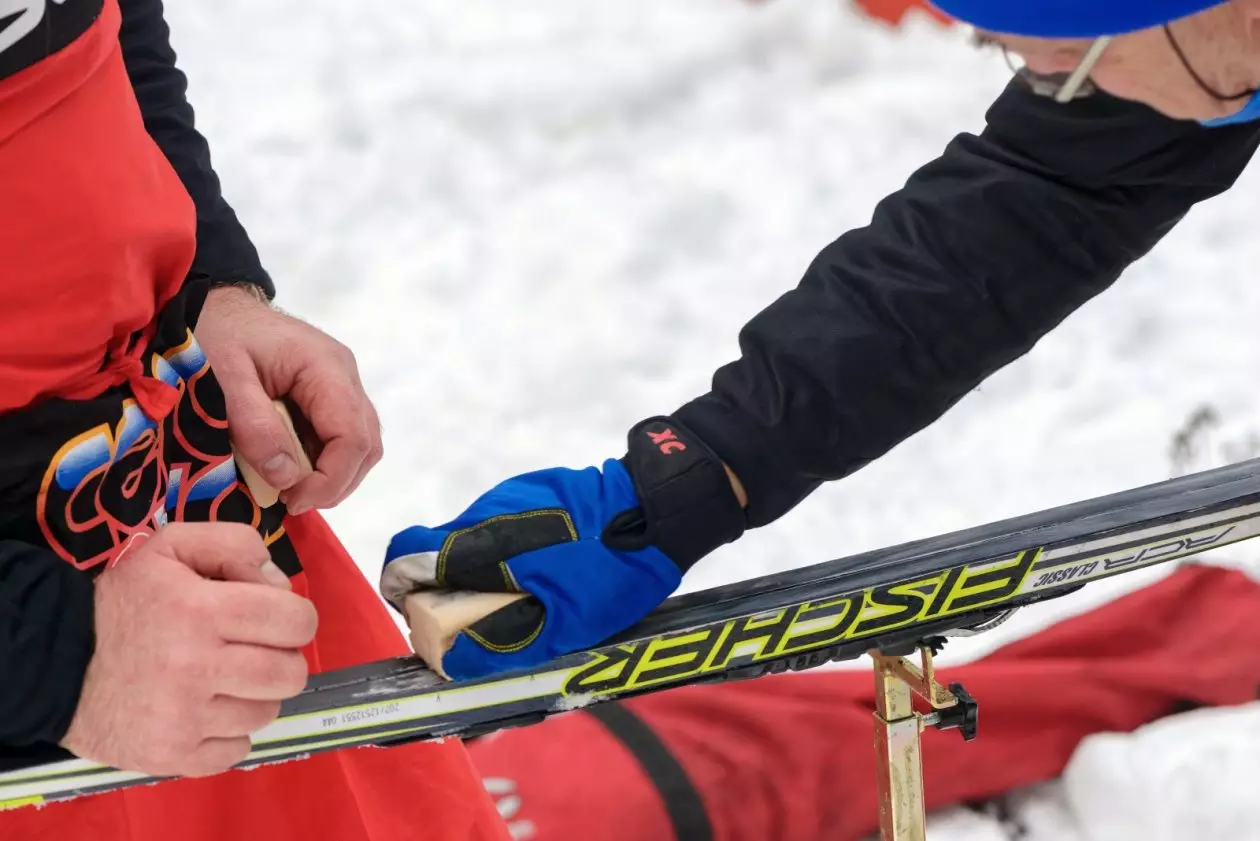 Λίπανση σκι: Τύποι αλοιφών σκι. Πώς να λιπαίνετε τα σκι στο σπίτι για το κλασικό και skate εγκεφαλικό επεισόδιο; Masi εκμετάλλευση και ολίσθηση 20287_46