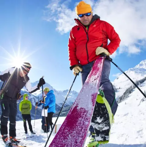 Lubrifikimi i skive: Llojet e ointments ski. Si të lubrifikoni ski në shtëpi për goditjen klasike dhe skate? Masi Holding dhe Slip 20287_53