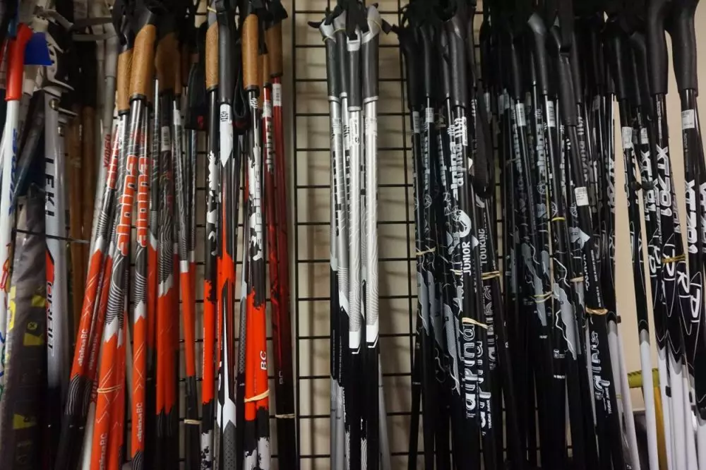 Como escolher ski sticks para crescimento? Como optar por escolher o tamanho dos sticks adulto de acordo com as regras do FIS? Seleção de comprimentos para diferentes esquis 20288_3