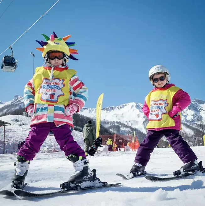 Kinders se ski pas: winter werkswinkel vir langlaufen en wedrenne sport modelle, ander vorme van tiener kostuums vir kinders 20293_8