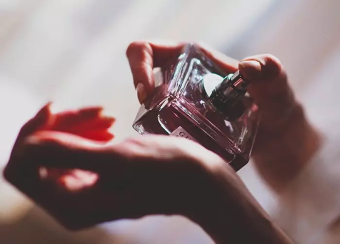 Parfumi më seksi: flavors e shpirtrave femra që përzënë burra të çmendur, ujë tualet për gratë tërheqëse 202_10