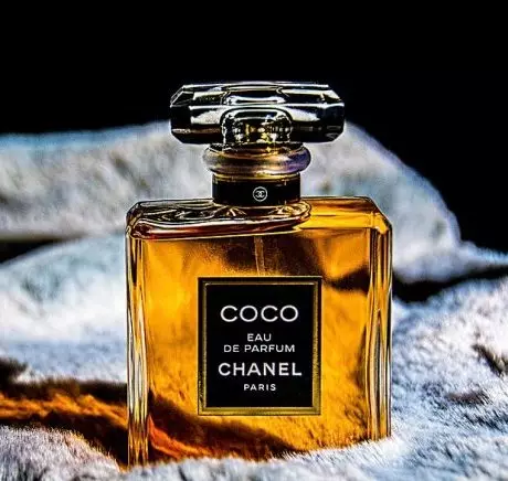 O perfume máis sexy: sabores de espíritos femininos que dirixen a homes tolos, auga de baño para mulleres que atraen homes 202_4