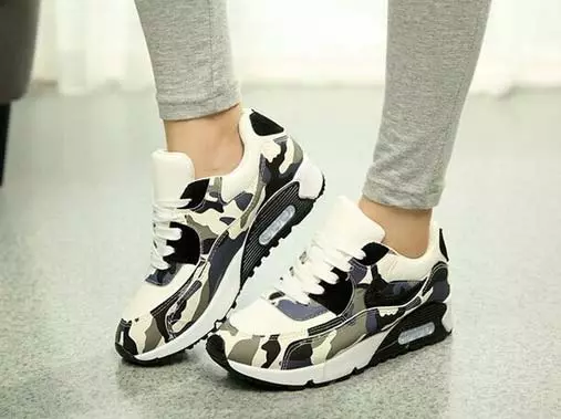 Camouflage Sneakers (49 ფოტო): მოდელები სტილში სამხედროები ბეჭდვითი Camouflage, Khaki, შენიღბული 2031_17