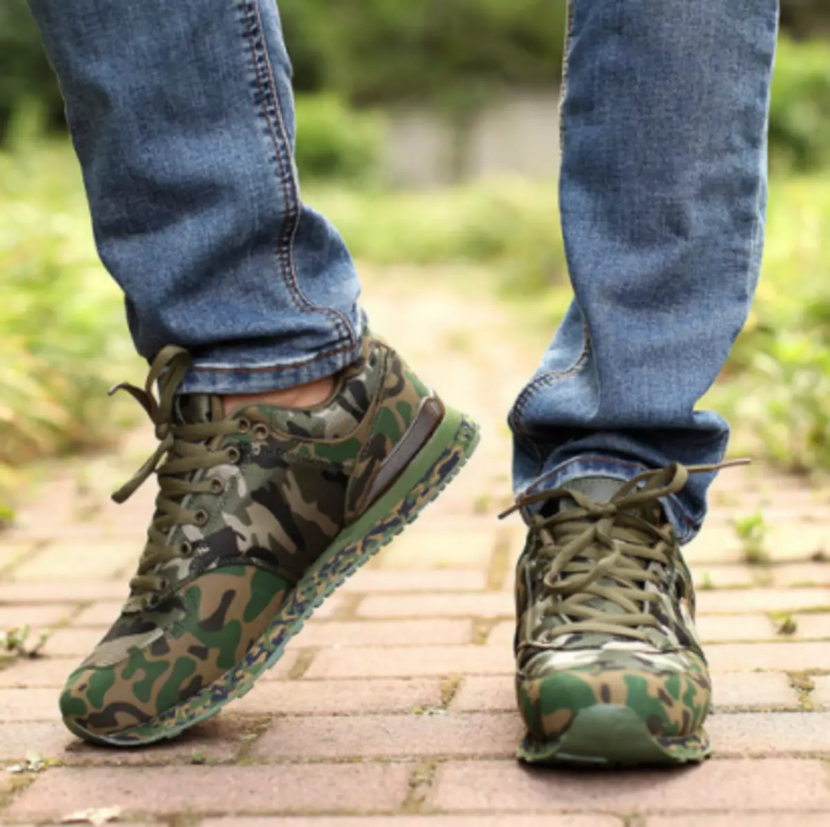 Camouflage Sneakers (49 fotók): Modellek a militariák stílusában, álcázás nyomtatásával, Khaki, álcázva 2031_3