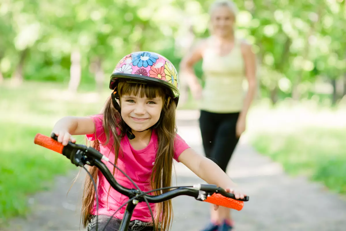 The children are riding bikes. Дети с велосипедом. Велик для детей. Дети катаются на велосипеде. Счастливый ребенок на велосипеде.