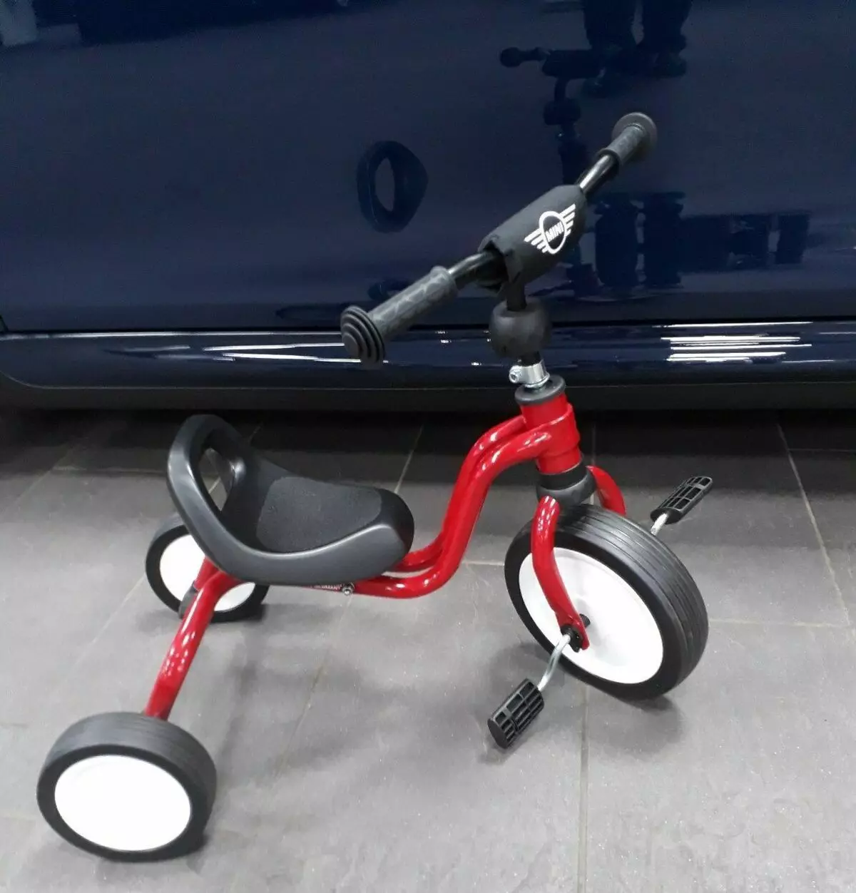 BMW biçikletë për fëmijë: Rishikimi i modeleve të tri rrotave Kidsbike dhe biçikletë të vogël, mini dhe lundrim për fëmijët 4 dhe 5, 6 dhe 9, 10 vjet 20393_7