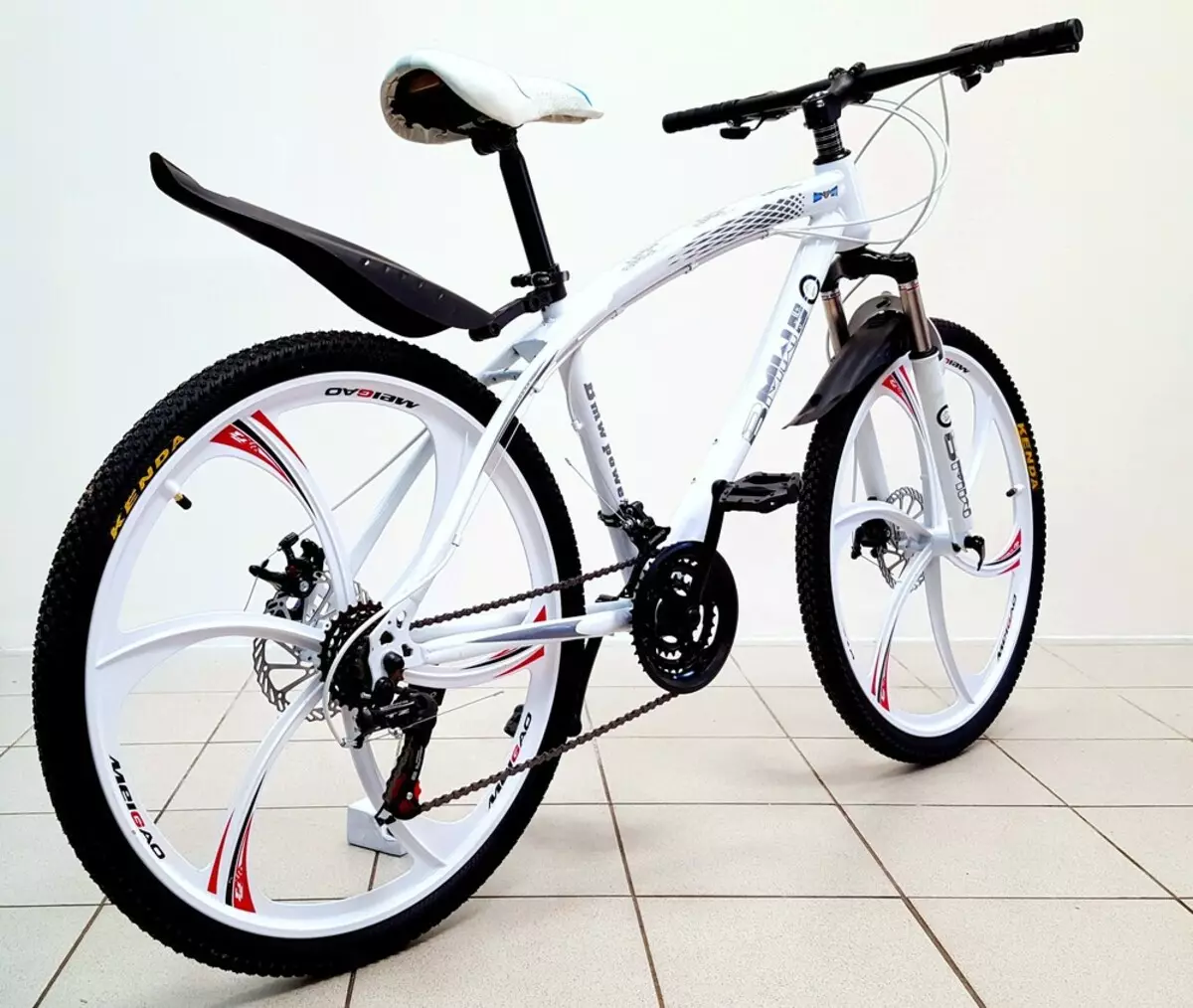 Bicycles (Bicycles (48 wêneyên): Modelên li ser Alloy Wheels, Folding and Mountain, Bicycles Reş û Spî Bmw X6 û BMW X1, Nirxandin 20399_11