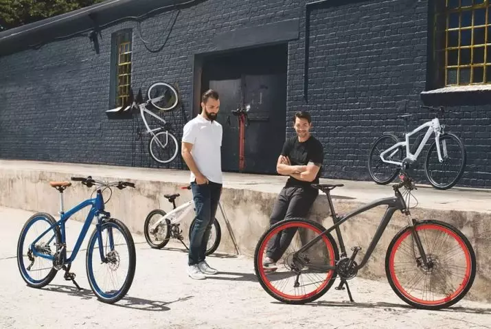 बीएमडब्लू सायकली (48 फोटो): मिश्र धातुच्या चाकांवर, फोल्डिंग आणि माउंटन, मूळ काळा आणि पांढरे सायकली बीएमडब्ल्यू एक्स 6 आणि बीएमडब्ल्यू एक्स 1, पुनरावलोकने 20399_2