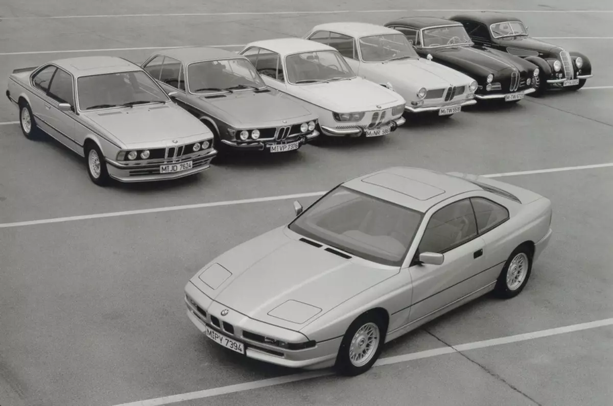 BMW Kolesa (48 fotografij): Pregled modelov na kolesih, zložljiva in gora, originalna črno-bela kolesa BMW X6 in BMW X1, pregledi 20399_8