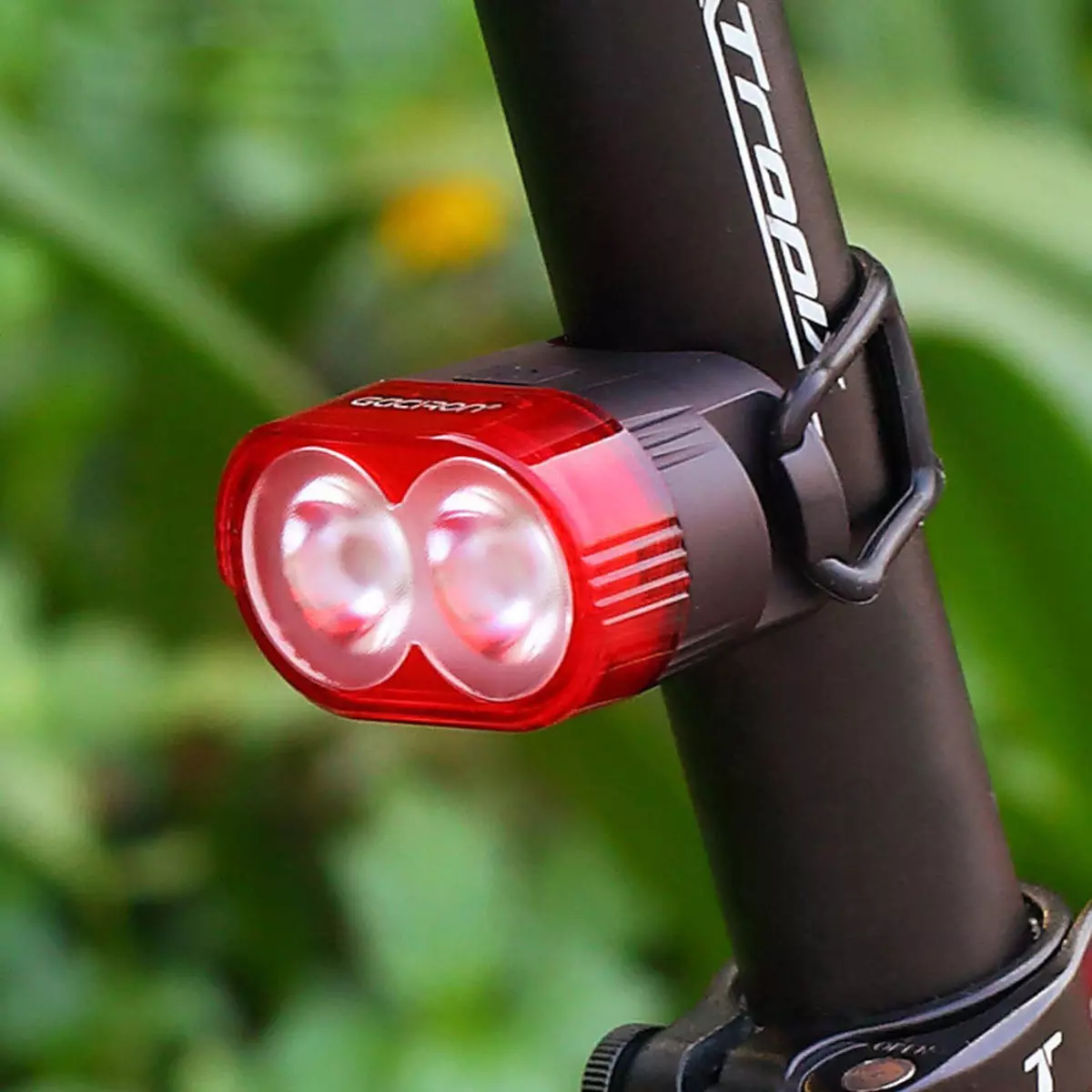 Prednja biciklistička svjetiljka: Značajke ciklotehni cikaloneaties. Kako odabrati snažnu LED i silikonsku svjetiljku s baterijom ili generatorom na upravljaču? Ocjenjivati ​​najbolje 20417_13