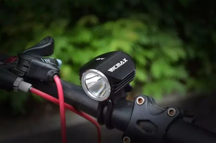 Prednja biciklistička svjetiljka: Značajke ciklotehni cikaloneaties. Kako odabrati snažnu LED i silikonsku svjetiljku s baterijom ili generatorom na upravljaču? Ocjenjivati ​​najbolje 20417_2