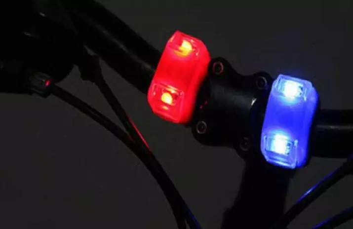 Prednja biciklistička svjetiljka: Značajke ciklotehni cikaloneaties. Kako odabrati snažnu LED i silikonsku svjetiljku s baterijom ili generatorom na upravljaču? Ocjenjivati ​​najbolje 20417_3