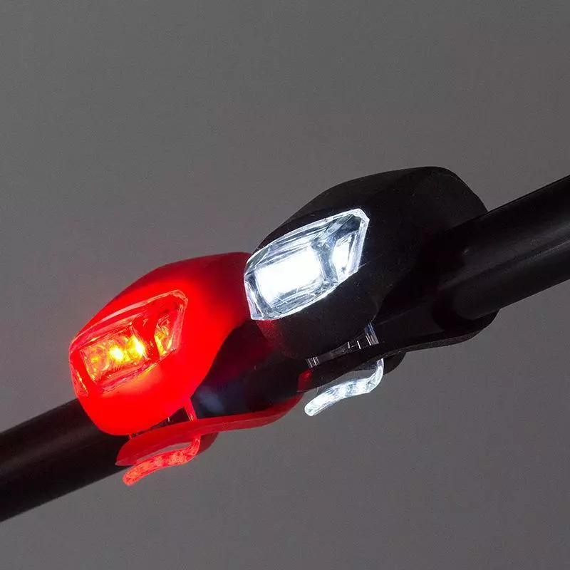 Prednja biciklistička svjetiljka: Značajke ciklotehni cikaloneaties. Kako odabrati snažnu LED i silikonsku svjetiljku s baterijom ili generatorom na upravljaču? Ocjenjivati ​​najbolje 20417_7