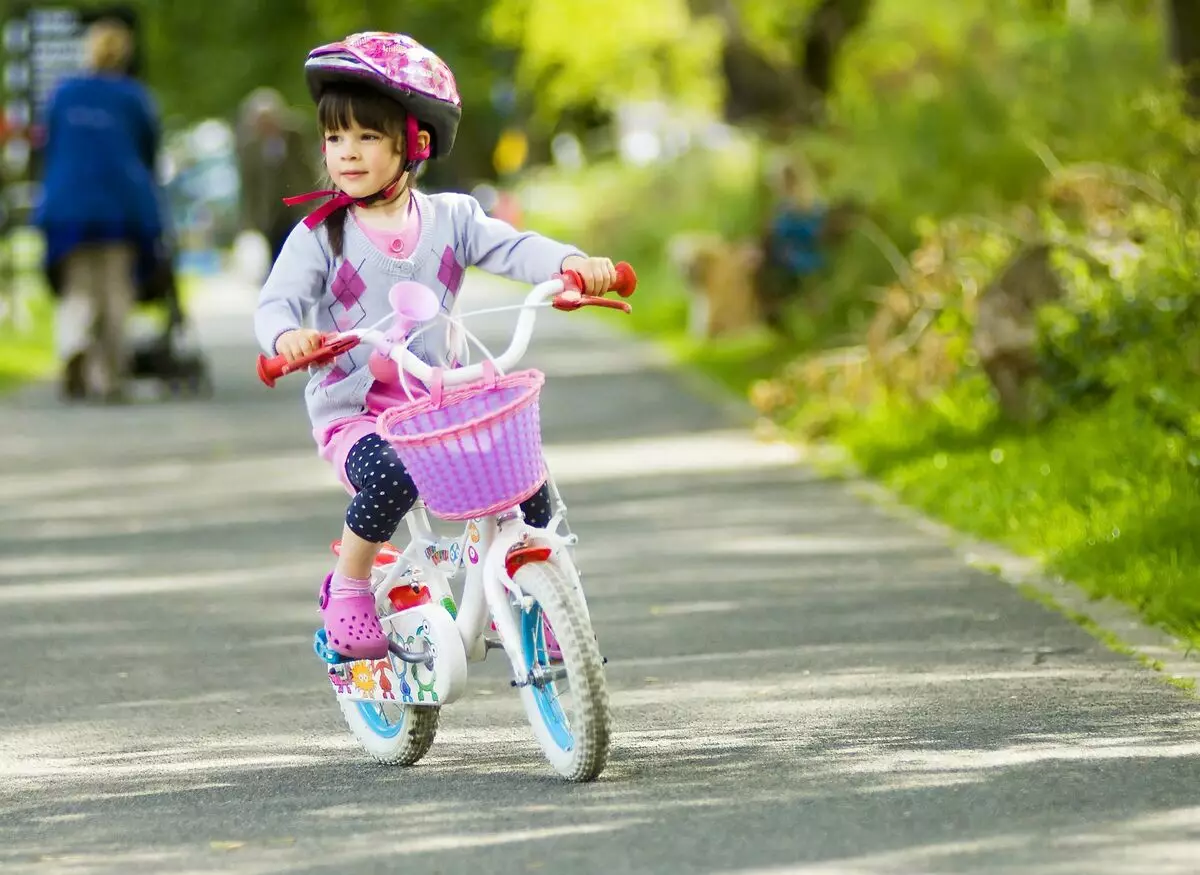 بچوں کی سائیکل ہیلمیٹ: 1، 2، 3، 4 اور 5 سال میں بچوں کے لئے حفاظتی حرفوں کا انتخاب کریں. ابعاد 20421_12