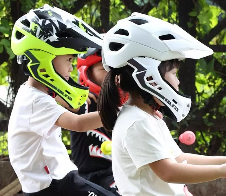 بچوں کی سائیکل ہیلمیٹ: 1، 2، 3، 4 اور 5 سال میں بچوں کے لئے حفاظتی حرفوں کا انتخاب کریں. ابعاد 20421_27