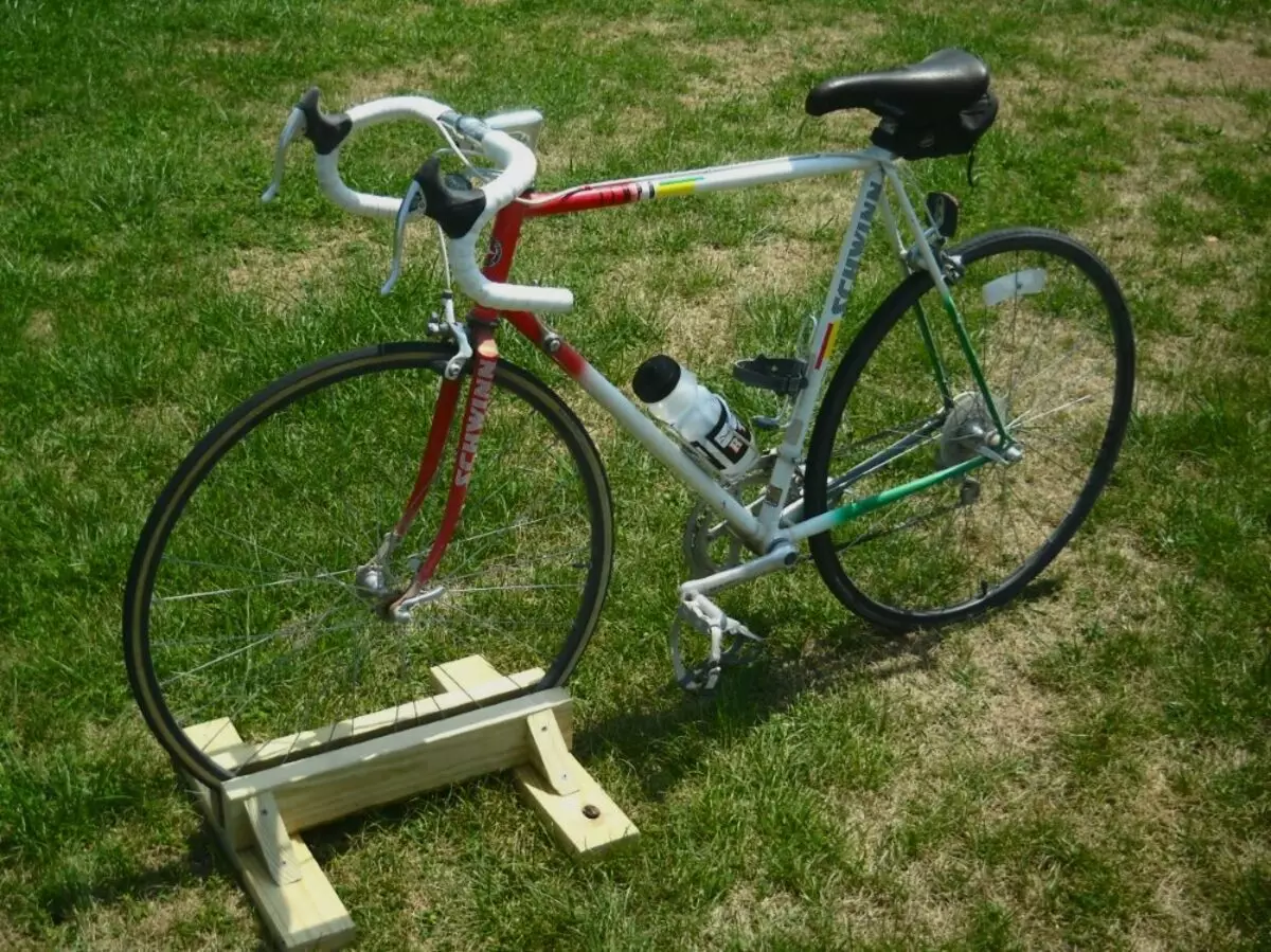 Bisiklet Standı: Arka tekerleğin altında açık bisiklet rafı, Bisikletin bakımı ve depolanması için dikey montaj 20422_24