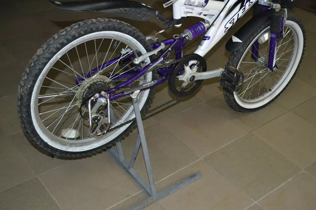 Bisiklet Standı: Arka tekerleğin altında açık bisiklet rafı, Bisikletin bakımı ve depolanması için dikey montaj 20422_4