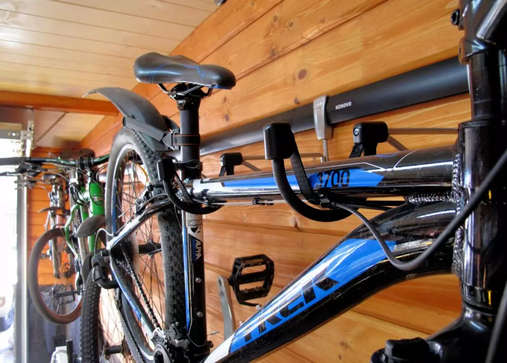 Velosipēdu montāža: velosipēdu uzglabāšanas sistēmas uz griestiem un uz grīdas, izmantojot kronšteinus vai pacelšanas mehānismu 20426_11