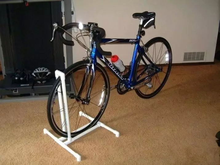 Panggonan Bicycle: Sistem Panyimpen Bicycle ing langit-langit lan ing lantai nggunakake brackets utawa mekanisme ngangkat 20426_14