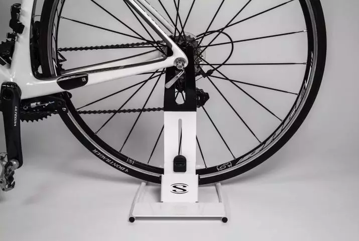 Biciklete Montimi: Sistemet e magazinimit të biçikletave në tavan dhe në dysheme duke përdorur kllapa ose mekanizëm ngritës 20426_17