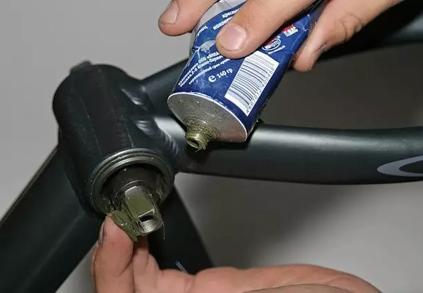 Bicikl montaža: sistemi za skladištenje bicikl na stropu i na podu pomoću zagrada ili mehanizam za podizanje 20426_24