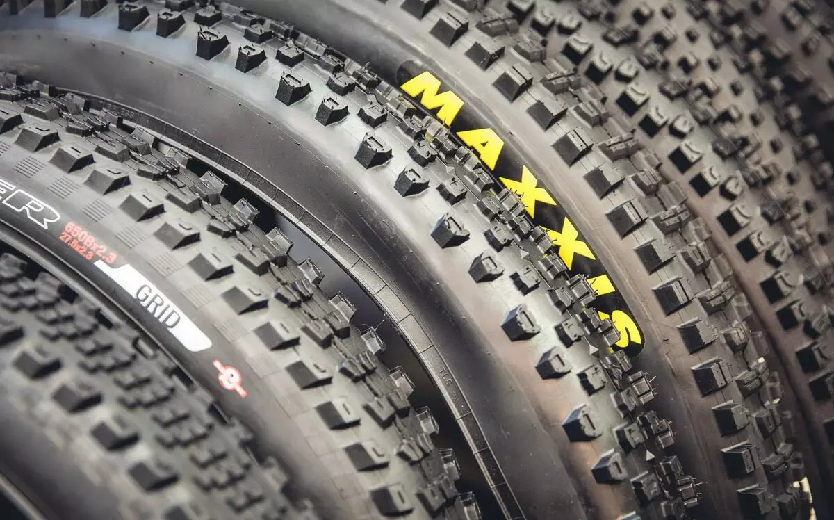 Rozměry pneumatik pro jízdní kola: Šířka pneumatik na kole, stůl s parametry cyklistiky. Jak vyzvednout za kluziště? 20429_17