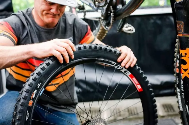 Pneumáticos para unha bicicleta: como elixir unha bicicleta de bicicleta sen aire libre para 20 pulgadas? Que pneumático debería ter pneumáticos? Cales son as chamadas semis? 20450_12