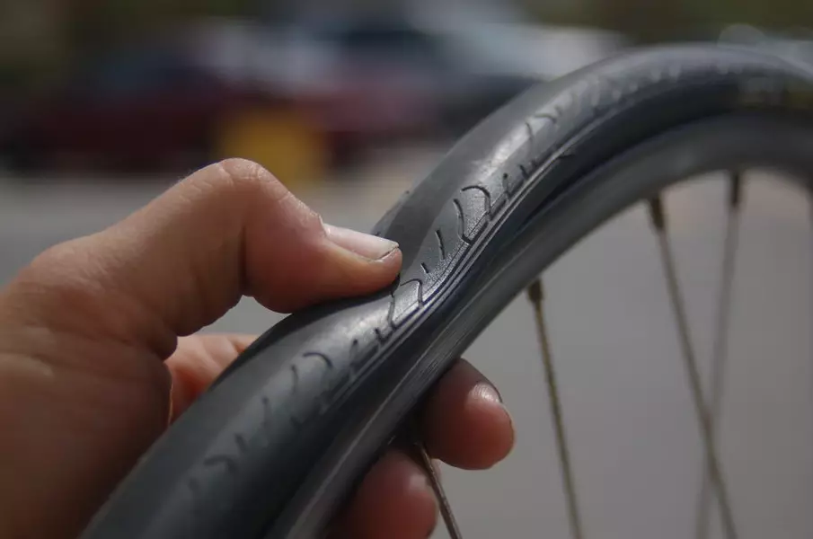 साइकिल के लिए टायर: 20 इंच के लिए एक बेकार और वायुहीन बाइक ब्रेक कैसे चुनें? टायर क्या टायर होना चाहिए? सेमी क्या है? 20450_45