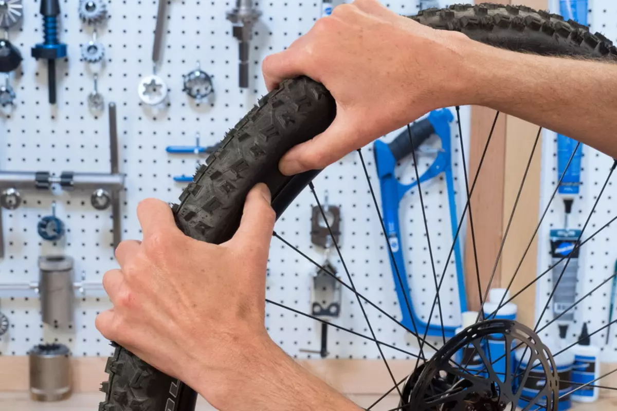 Renkaat polkupyörälle: Kuinka valita höyhen ja ilmaton pyöräukot 20 tuumaa varten? Mitä renkaalla pitäisi olla renkaat? Mikä on semis-puhelut? 20450_46